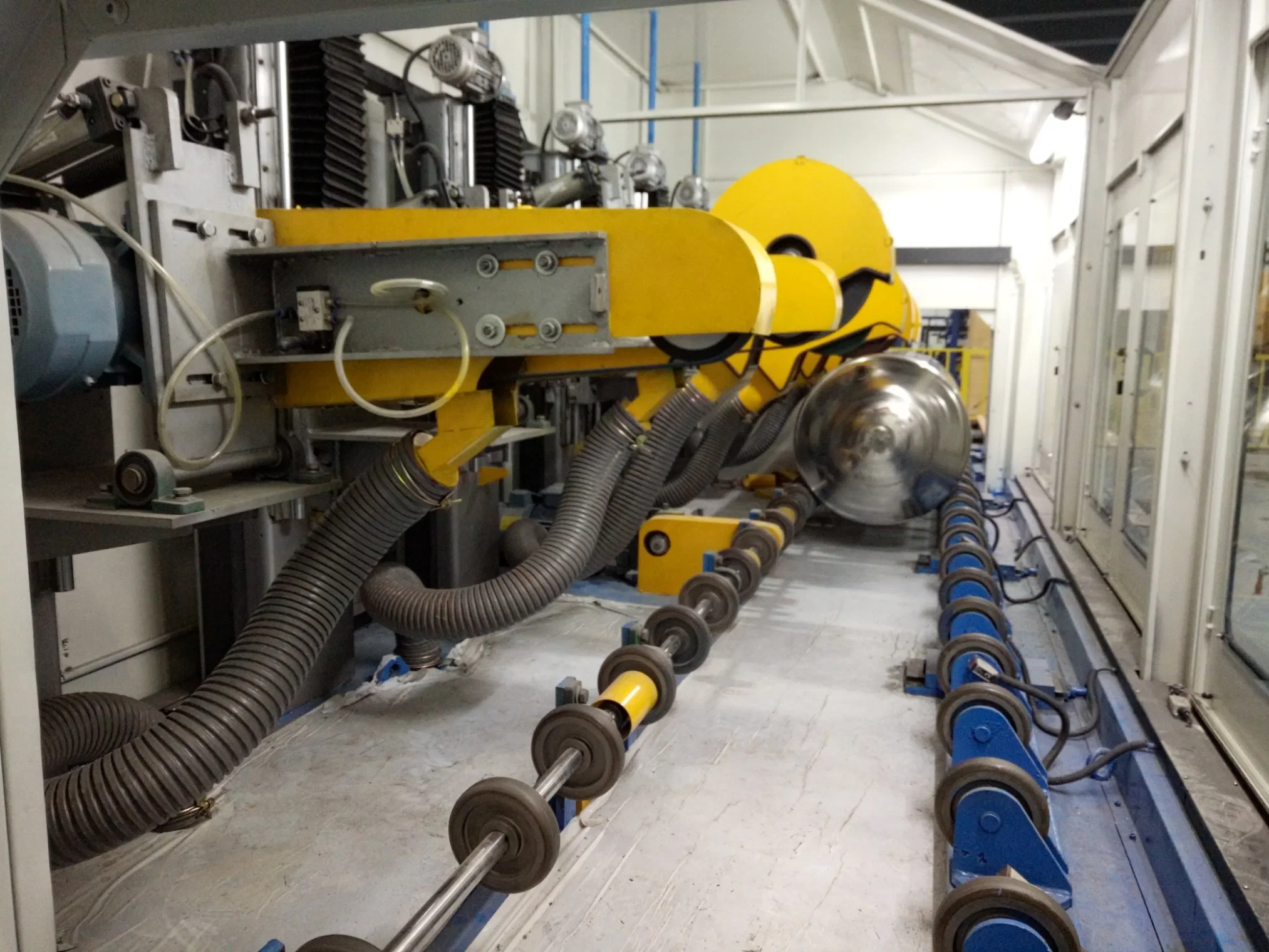 Machine de polissage et de nettoyage de réservoir de GNL à pression entièrement automatique Avec une efficacité élevée