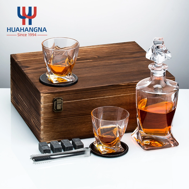 Elegante Großhandel Custom Logo 800ml Crystal Wine Liquor Spender Twist Glas Whiskey Flasche Dekanter Set mit Gläsern in Holz Geschenk Box für Cocktail Whisky