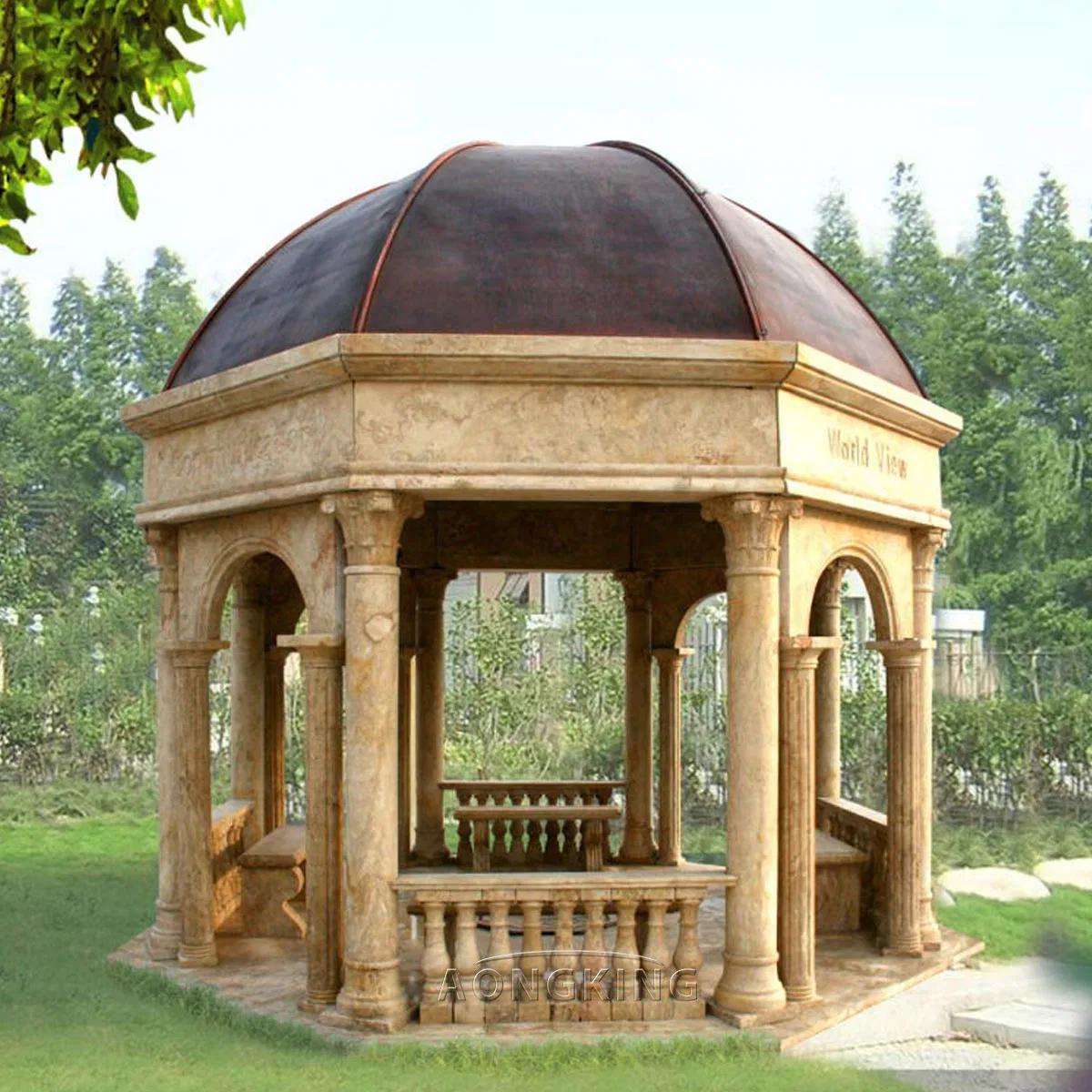 Großer Pavillon aus weißem Stein mit runden römischen Säulen im Freien