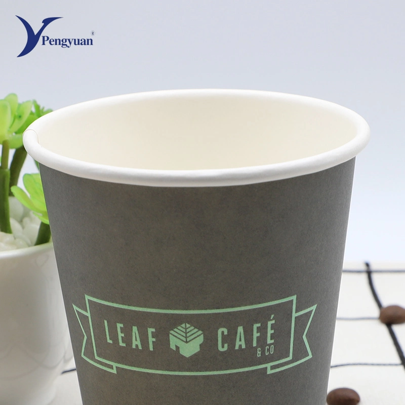 كوب ماء كوب كوب ورقي لتناول القهوة مع قهوة بيضاء مزدوجة يمكن التخلص منها
