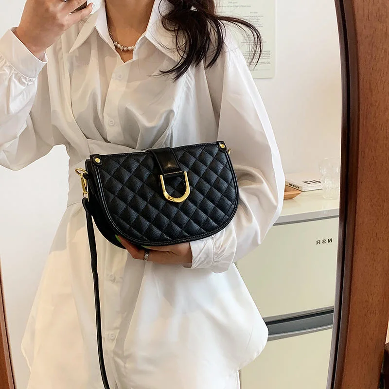 2022 العلامة التجارية الشهيرة ذات السعر المناسب قفل مخصص النساء في الجسم Crossbody نصف الكتف حقائب القمر بالجملة