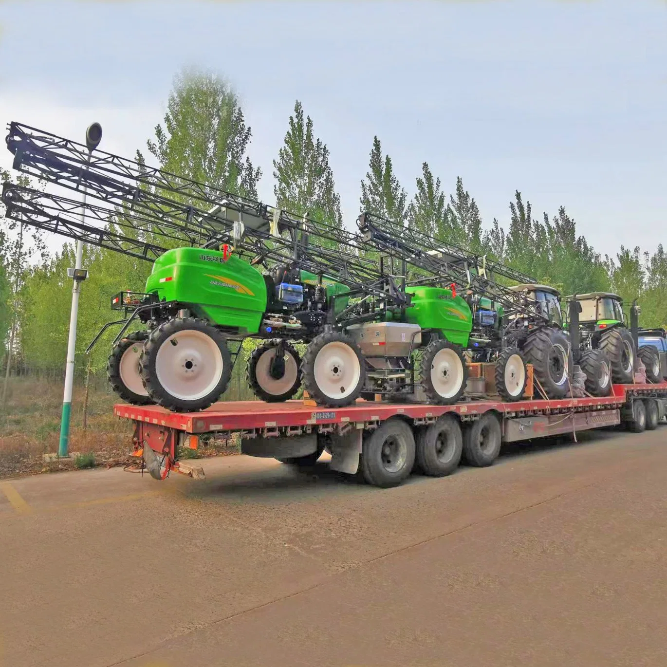 Machine automotrice de pulvérisation de pesticides pour rizières et champs de maïs.