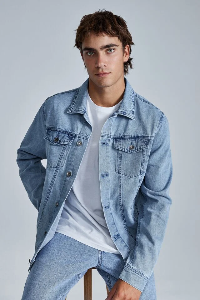 Men's a True Original Fit Snow Wash Denim Long Sleeved Waist Length Rodeo Jacket with Double Flat Chest and Side Pockets Classic Denim Trucker Jacket