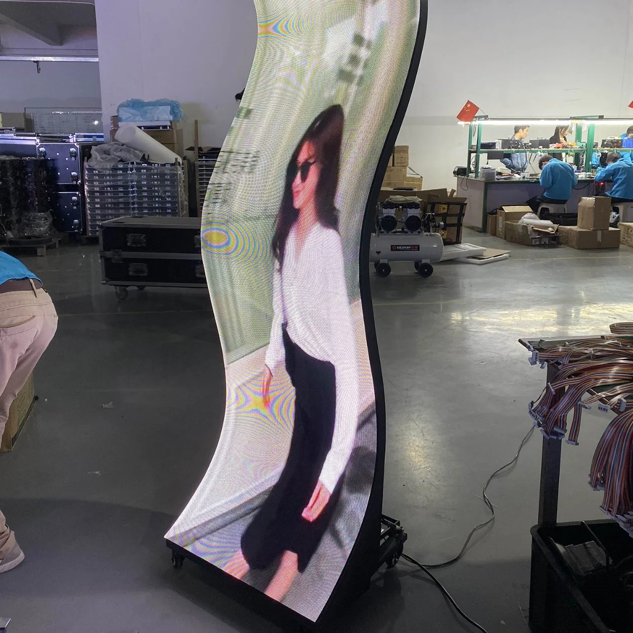 P2.5 Floor Standing Indoor LED Display Retail Solution WiFi 4G USB LED Poster Portable Digital Signage Smart LED Poster