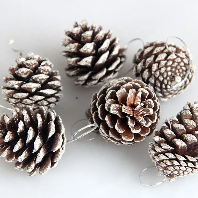 ويرسم الطلاء الصناعي معلقة على شجرة عيد الميلاد الديكور Pine Cone