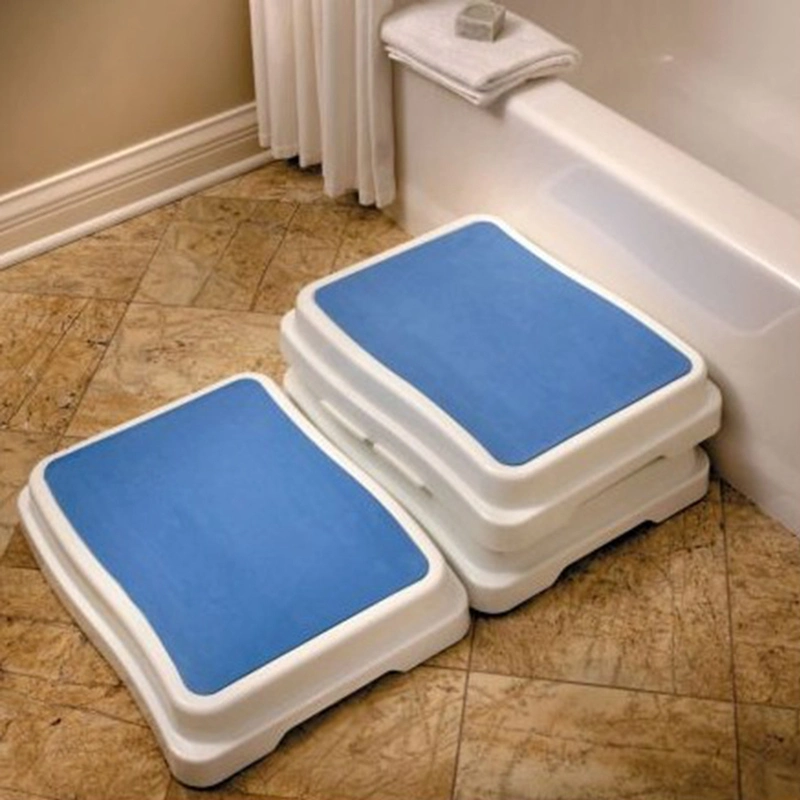 Les marches de bain peuvent être empilées avec un tabouret antidérapant