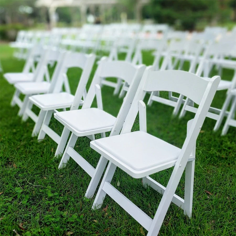 Chaises pliantes en résine blanche et parées pour le jardin empilable extérieur de Wimbledon Événements