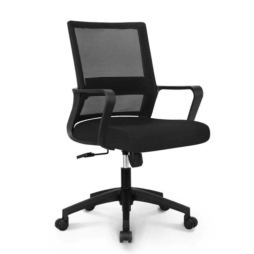 Chaise de bureau pivotante ergonomique avec dossier en maille ajustable pour le personnel.
