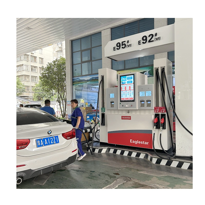 Distributeur automatique intelligent de carburant avec tuyau long.