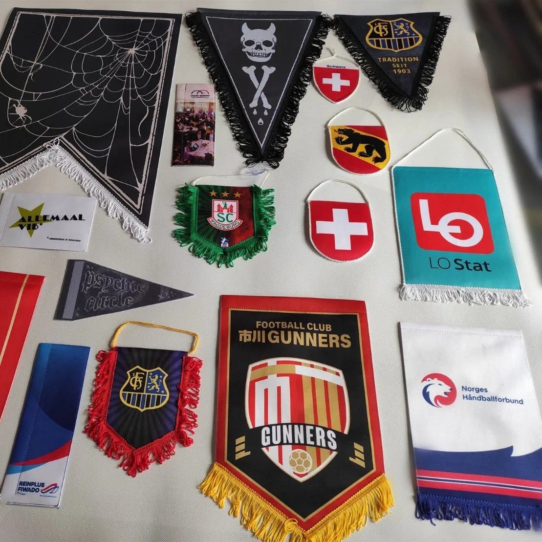 Custom Logo Single Double Side Sublimation Pennants Printing Satin Fabric Mini Football Team Soccer Pennants