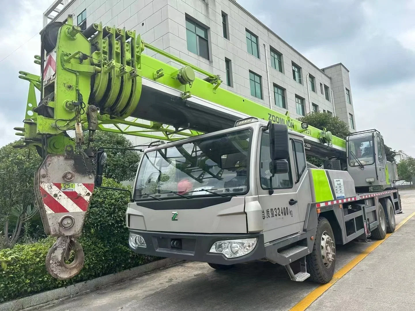 2020 Zoomlion 25ton Equipamento de elevação com grua para camiões usado Maquinaria da empresa de construção