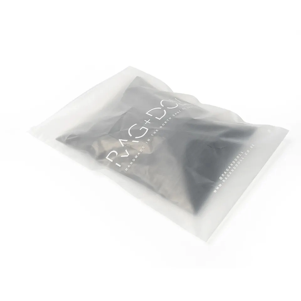 Упаковка из прозрачной пластмассы, пригодной для вторичной переработки, с логотипом, не допускающим влаги Одежда