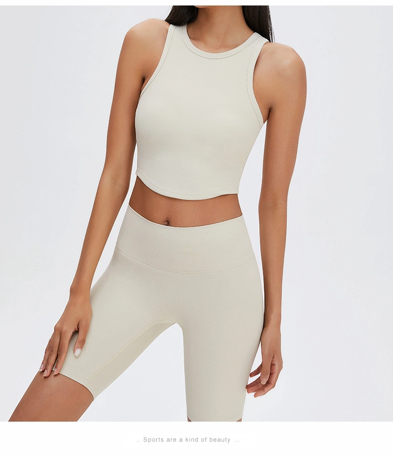 Ensemble de yoga pour femmes comprenant un débardeur à ourlet arrondi et un short de levage de hanches, vêtements de sport.