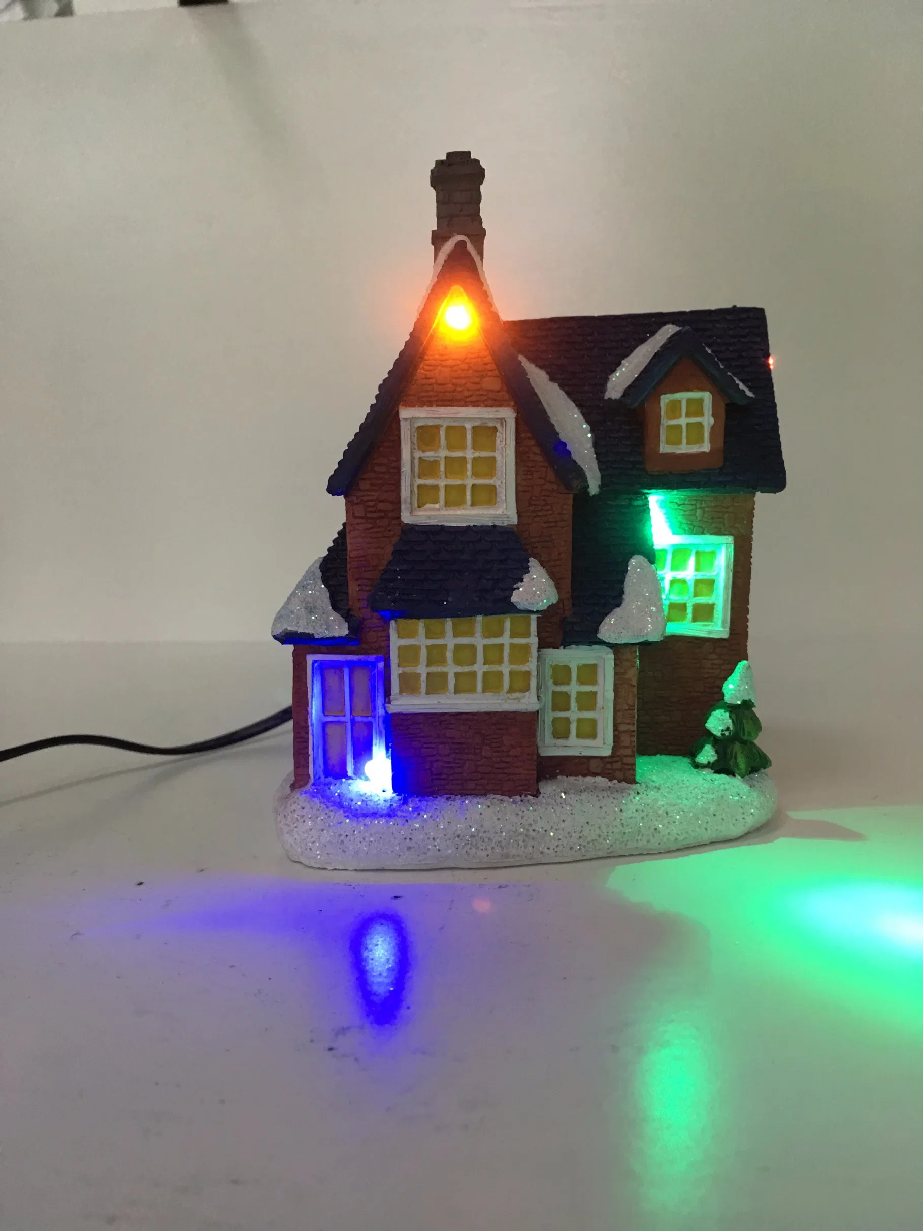 Hot Sale Christmas Decorative Resin Christmas House with Light