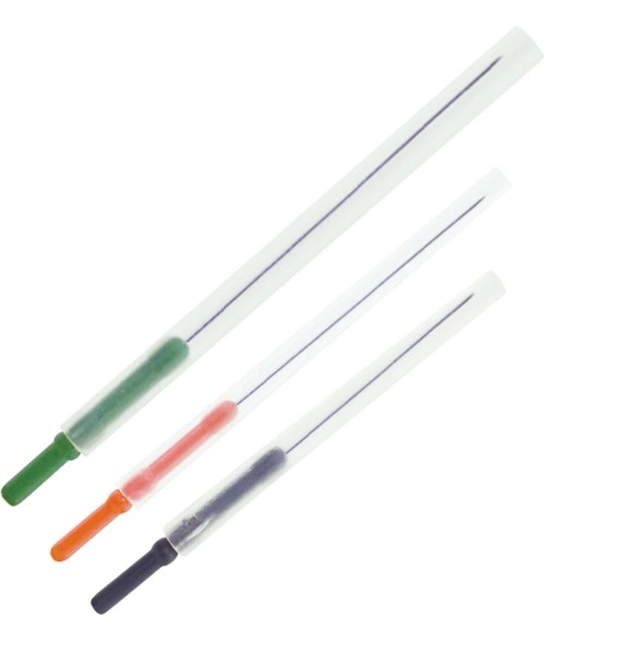Agujas de acupuntura con mango de plástico de colores.