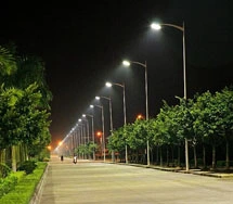 A luz solar e bateria de lítio incorporada a luz de rua LED