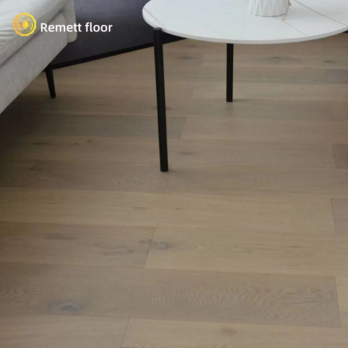 Parquet en chêne naturel d'une épaisseur de 10 mm. Revêtement de sol en chêne européen lisse. Fabrication chinoise.