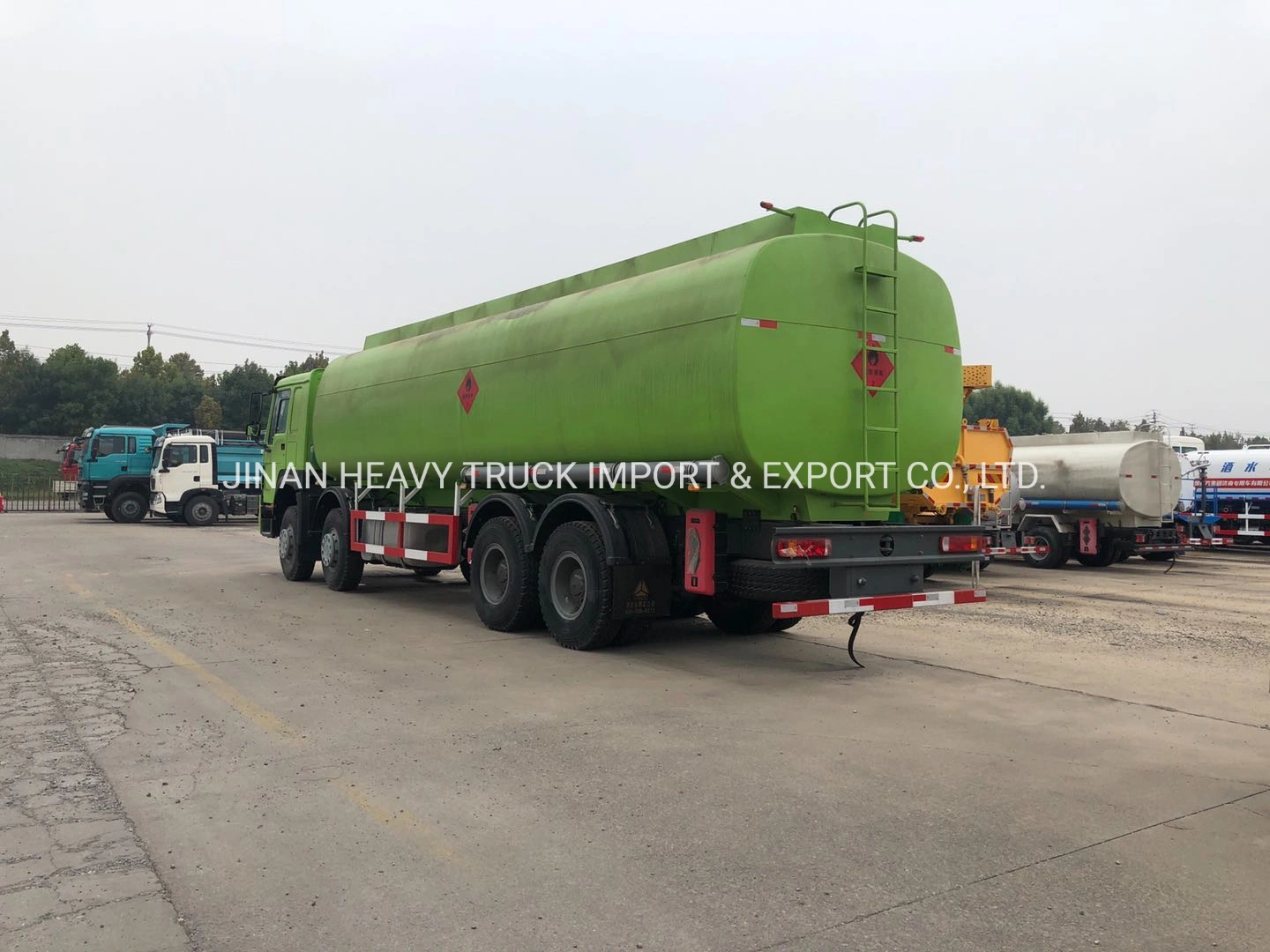 Sinotruk HOWO 20000 litros 6000 galones capacidad de transporte de aceite diesel Tanque de combustible camión cisterna para la venta