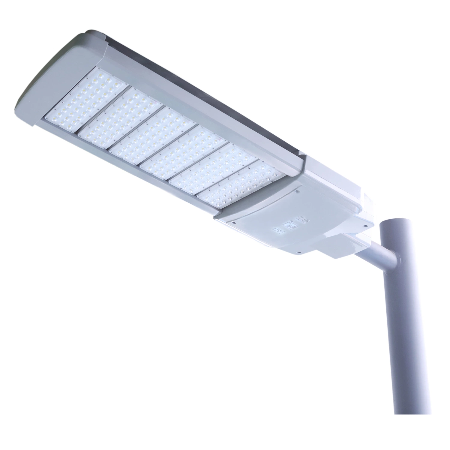 Lampe solaire LED avec détecteur de mouvement pour lampadaire de rue de jardin dans la campagne.