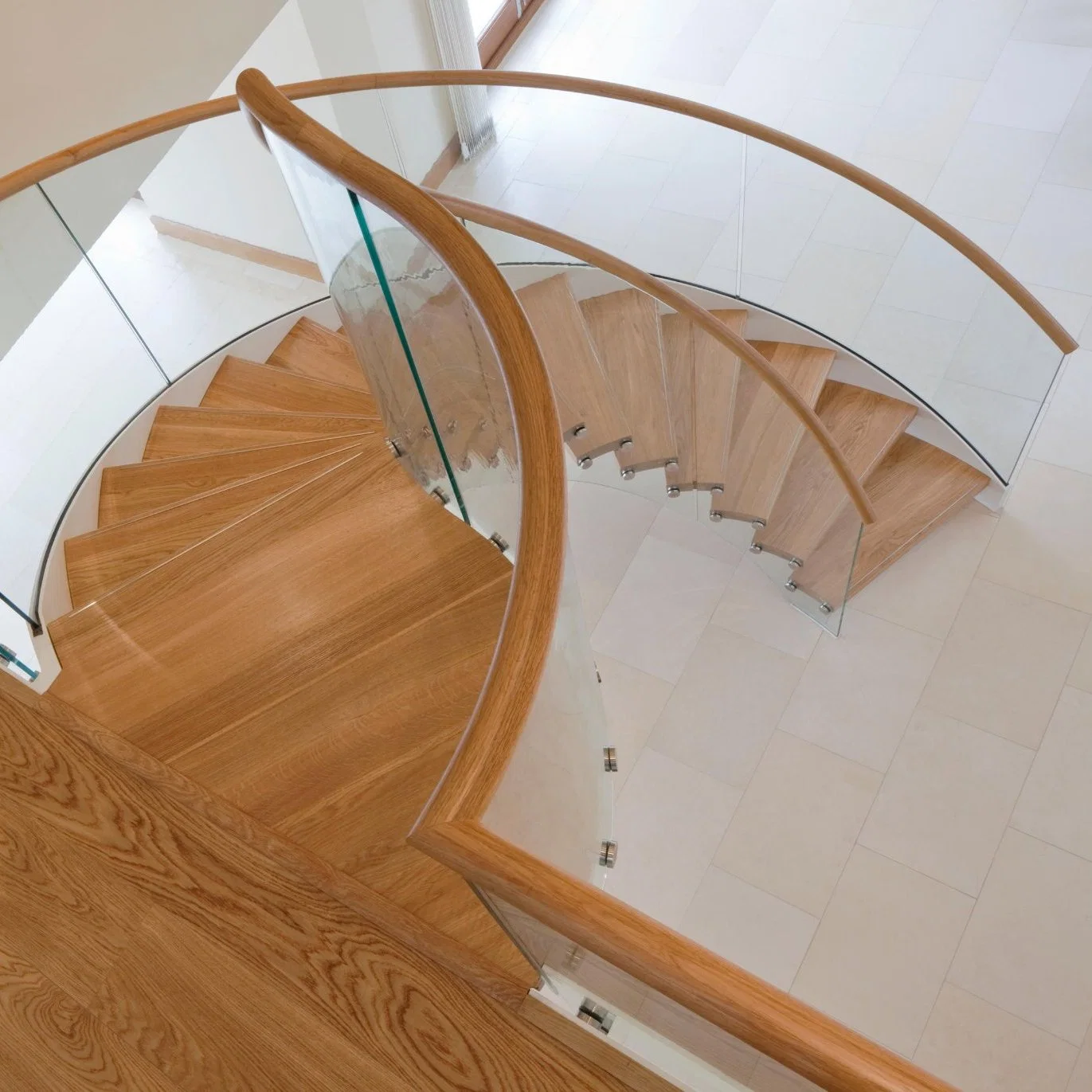 Safety and Stronger Powder Coated Carbon Steel Curved Stairs Beams with Interior Wood Tread Stairs Design for Indoor