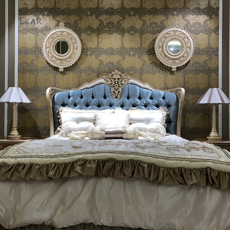 أثاث غرفة نوم فرنسي قديم من الخشب الصلب المنحوت بنسيج أزرق مبطن لإطار سرير ملكي بحجم كبير لحفل زفاف ملكي.