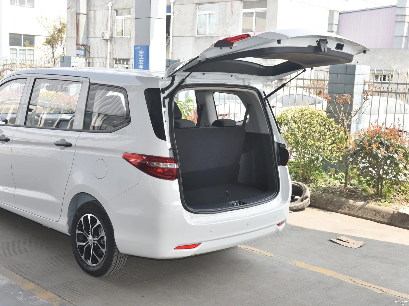 2021 Changan Oushan A600 EV 402km de backup remoto de la cámara de carga rápida clave monovolumen compacto China coche eléctrico para la venta