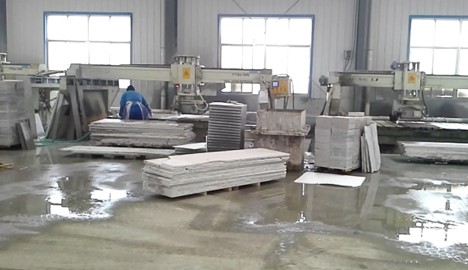 Automatic CNC Stone Cutting Machines Bridge Saw Tilting Head Chamfering Into Slabs