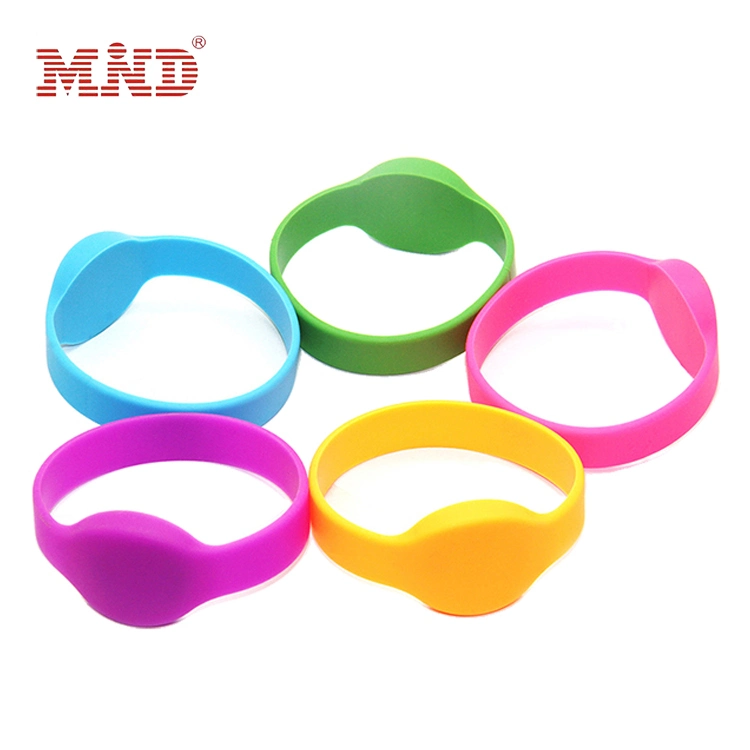 Logo personnalisé bracelets en silicone plastique Smart Read Write RFID NFC Bracelets en silicone pour le réglage de la forme physique des sports de festival