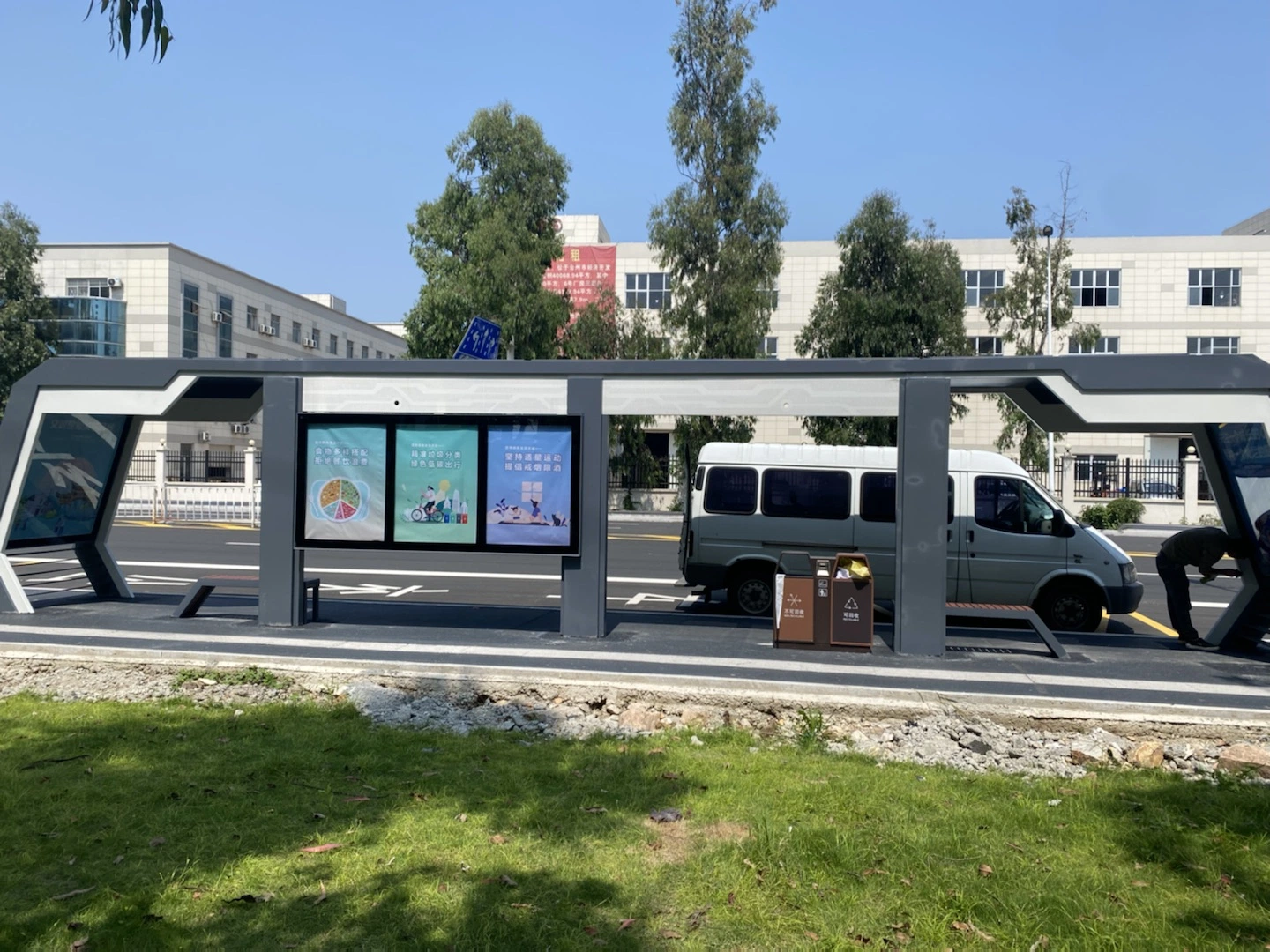 Modern Public Bus Shelter Solar Power Outdoor Furniture Galvanized Smart Bus Stop Shelter