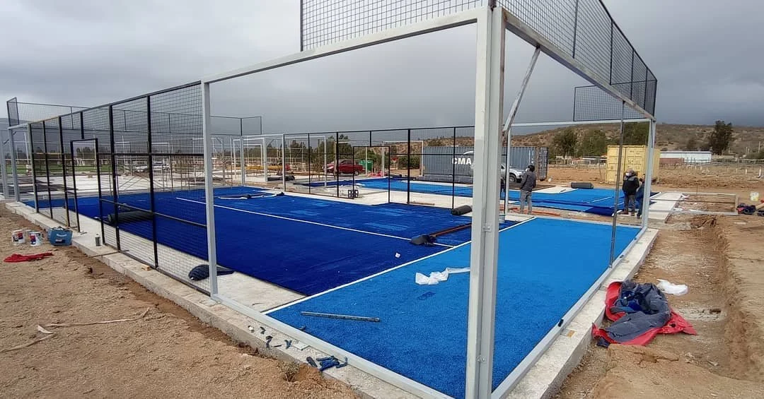 Fabricant de terrain de padel de haute qualité, usine panoramique de tennis de pagaie galvanisée à chaud.