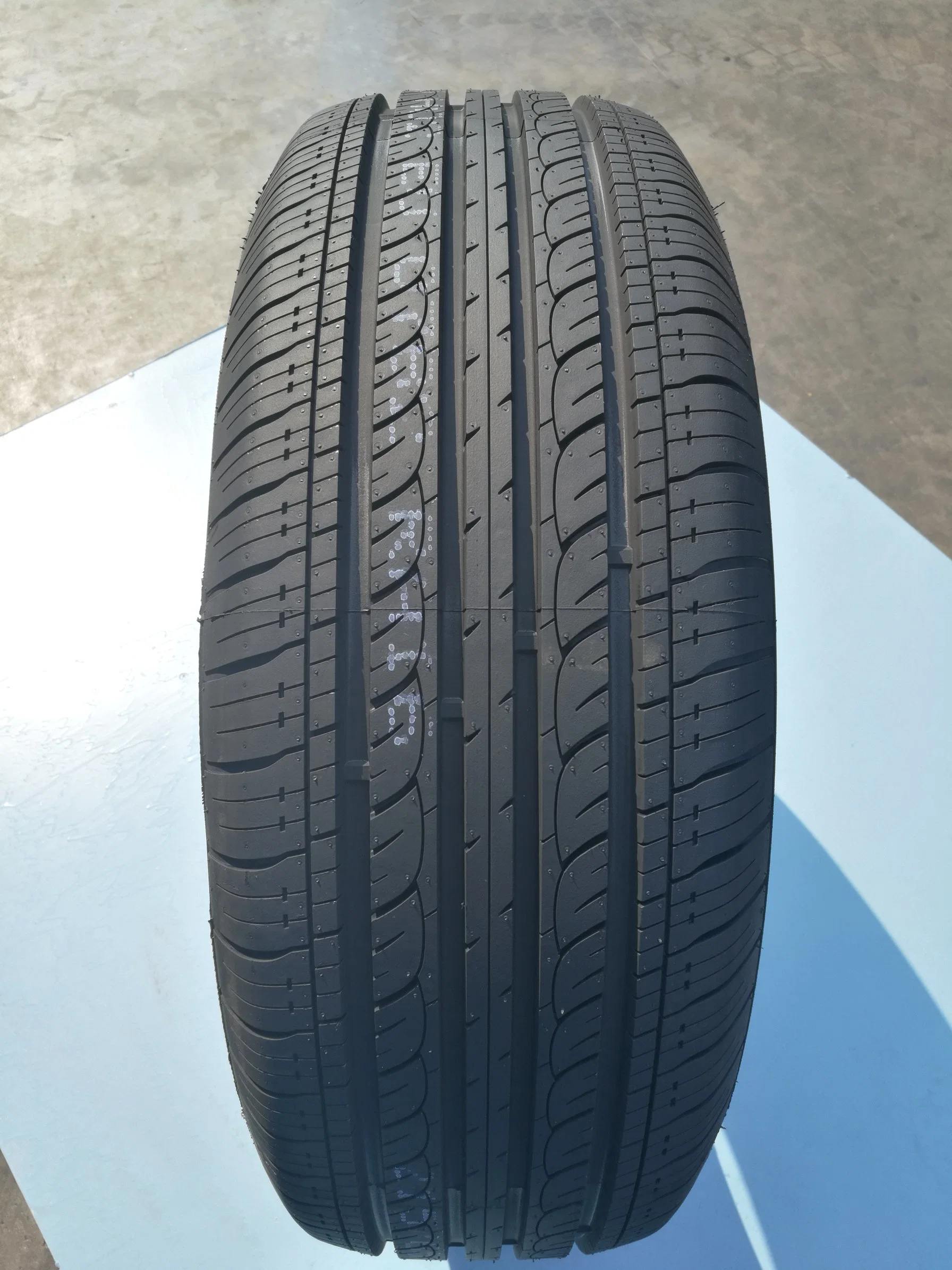 Joy Road/Double King Marque Chinoise de Pneus de Voiture en Gros 225/65/17 225/65r17 Pneu Radial PCR Haute Performance Pouce 17