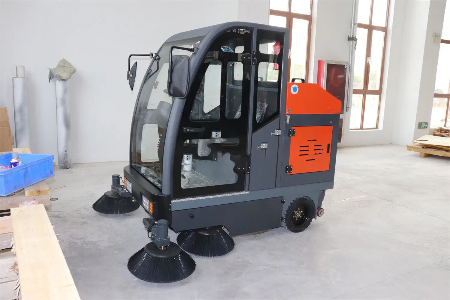 Commercial Use Industrial Small Cleaning Machine Ride-on Sweeper in Sri Lanka India