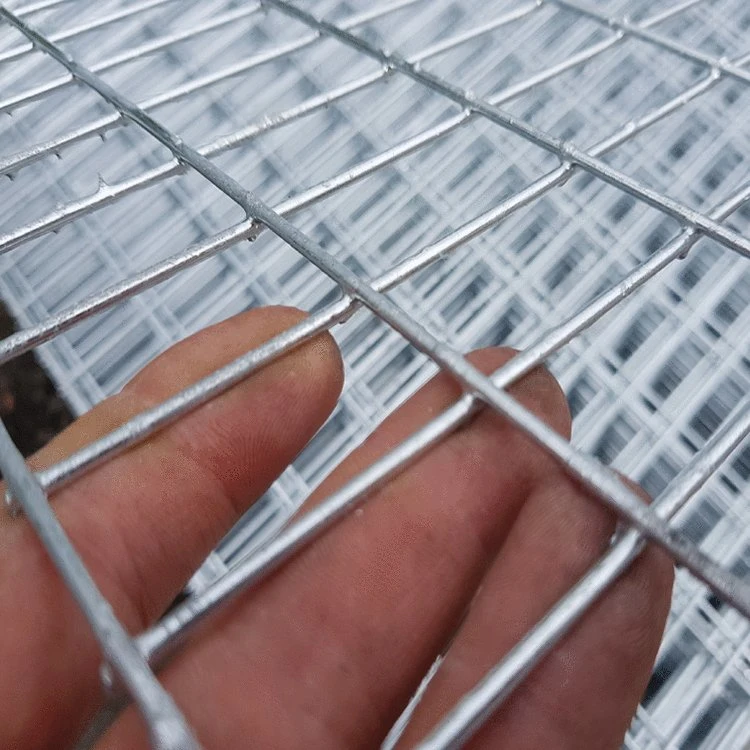 Venta caliente 2X2 Hot-Dipped galvanizado o acero inoxidable soldado Ganado en rollos de malla de cable utilizado para la barbacoa