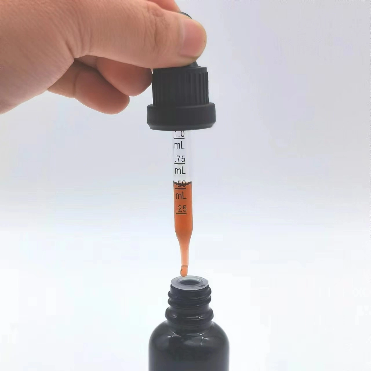 Spot 100ml compte-gouttes de verre noir Bouteille vide blanc chapeau antivol cosmétiques huile essentielle de pipette Emballage