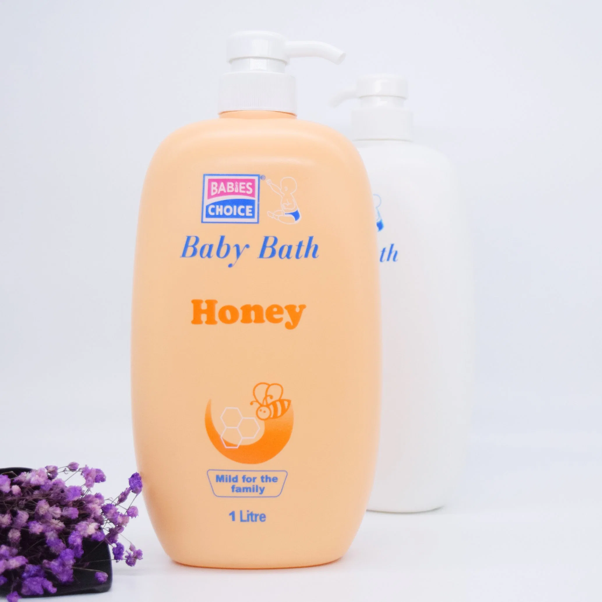 La lavage corporel de bébé avec du miel rend la peau douce