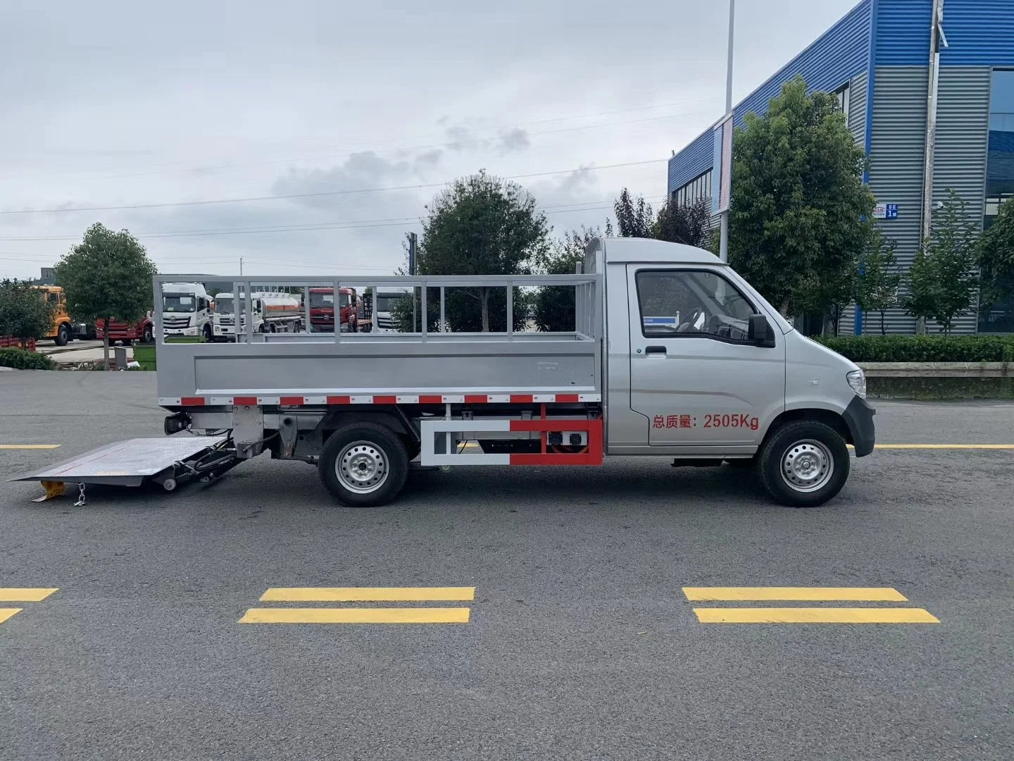 China Mini 1-3ton Battery Electric Truck with Tail Lift system for Cargo or Barreled Garbage Transport Truck