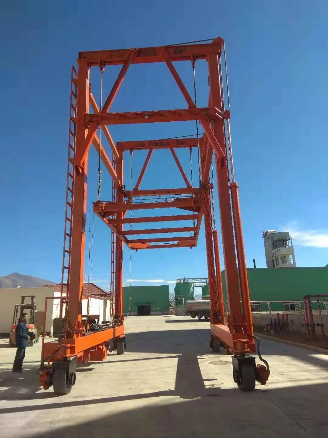 China High Quality Gp Premium Quality 36t-40t Portable Container Crane Lift Equipment for Seaport Transportation with Ce (BSLD300-400)