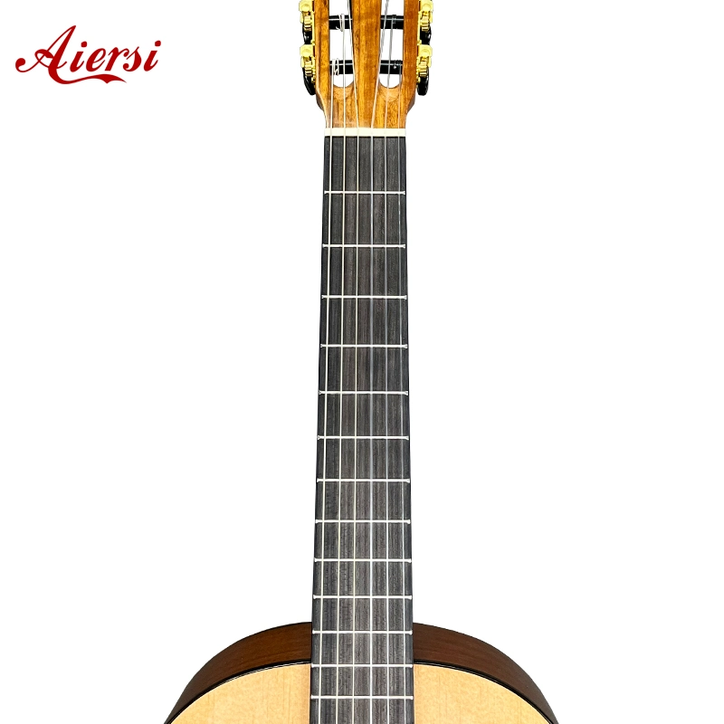 Une guitare classique entièrement laminée Aiersi pour les débutants.