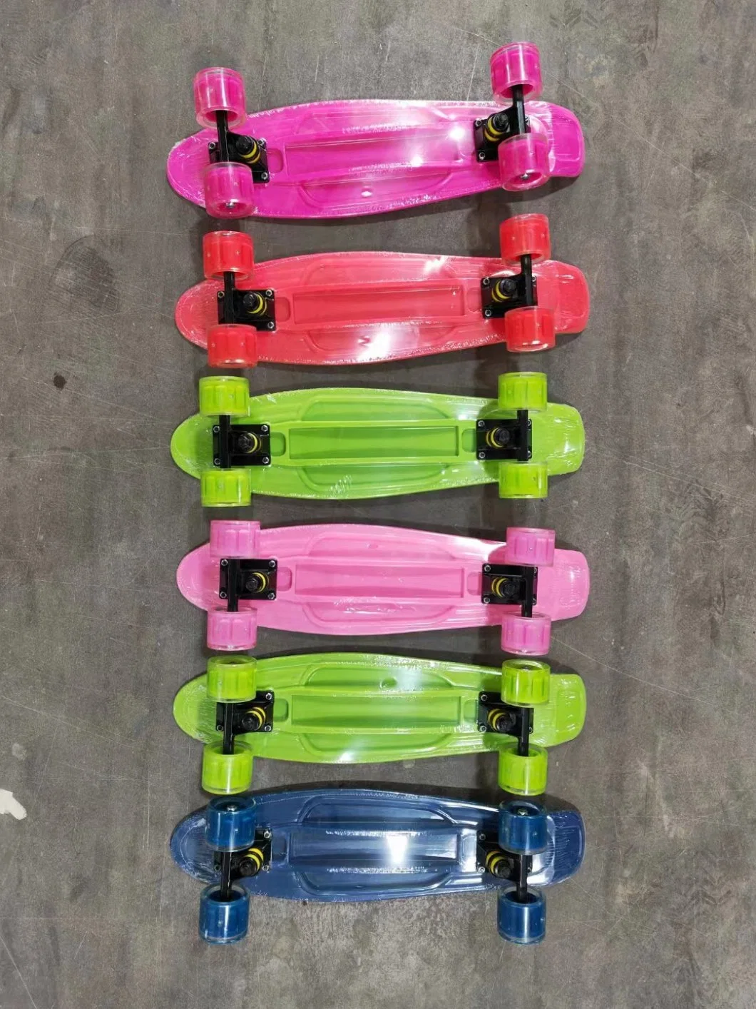 Nouveau panneau de skateboard en PP et fibre de verre en plastique 22 pouces Penny Board Pour les enfants