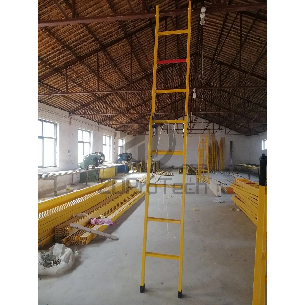 Factory Wholesale/Supplier Customizable 3m-12m Fiberglass Extension Step Ladder with Handrail for Electric Power Maintenance.