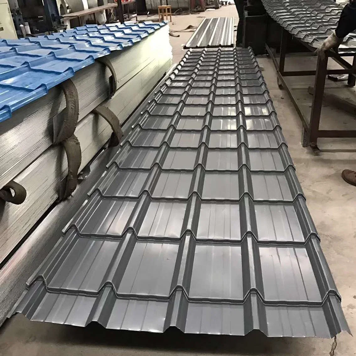 Matériau de construction Tôle d'acier galvanisée revêtue de zinc et de couleur pour tuile de toiture ondulée.