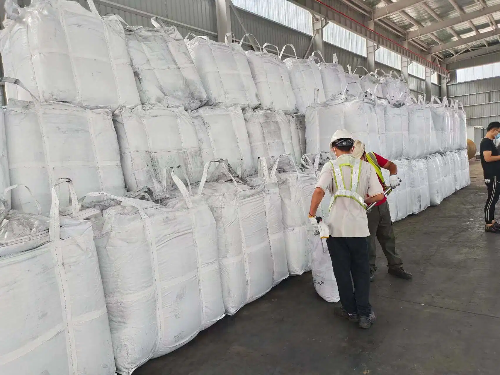 Additif au carbone pour coke de pétrole à teneur élevée en carbone, PET, calciné