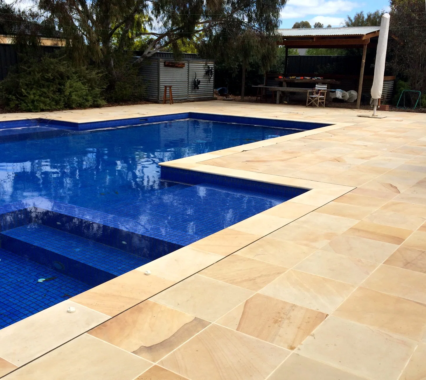 Nature Stone Pool Deck Teakwood Sandstone Pool Coping para nadar Pavimentación y baldosas