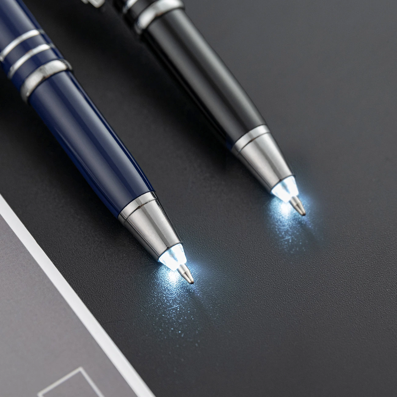 Caneta de luz LED Creative Touch Screen para escritório com esferográfica de metal