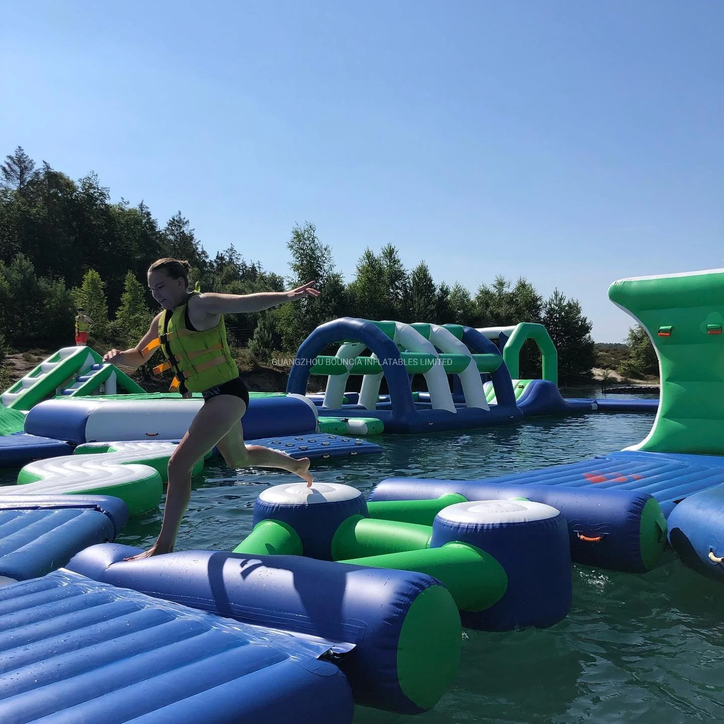 Water Park Game Inflatable Floating Frog Jump Inflatable Toys for Amusement Park