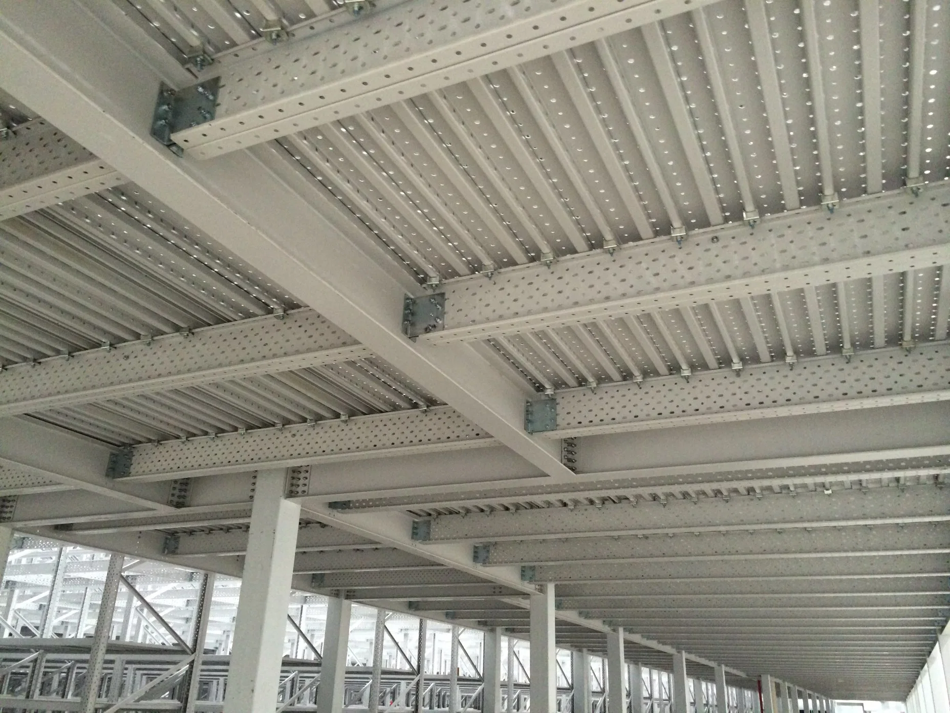 Fabricado na China Multi-Tiers pesados protecção anticorrosiva em armazenamento de armazém com Plataforma de mezanino de aço para sistema de racks.