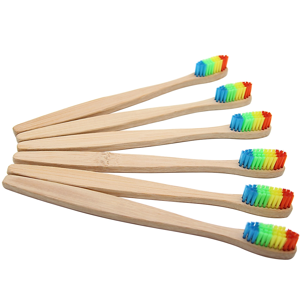 Brosse à dents en bambou naturel et respectueuse de l'environnement pour adultes, avec manche en bois doux et coloré.