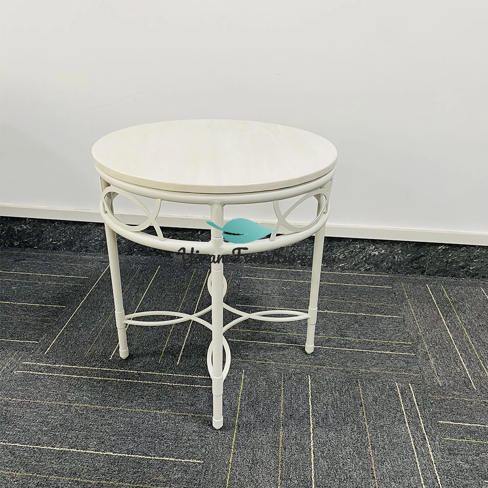 Petite table ronde dans le profilé en aluminium avec du marbre sur le dessus pour l'espace de plein air