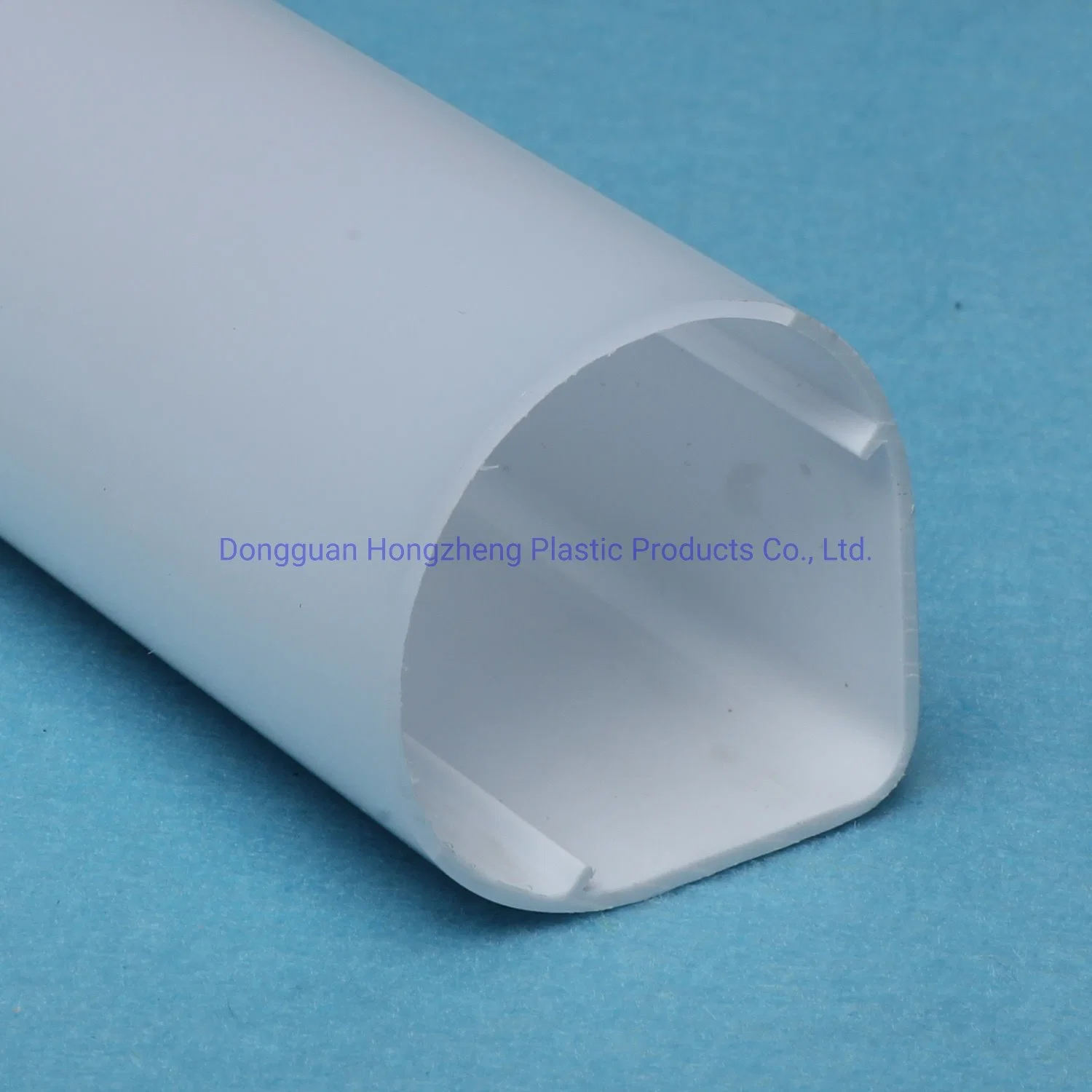 Profilé diffuseur d'extrusion en plastique PC personnalisé pour les pièces de tube lumineux à LED.