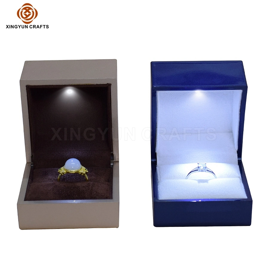 L'artisanat en bois brillant de haute qualité Coffret à Bijoux Cadeaux Piano Finsih petite bague en diamant Emballage avec LED